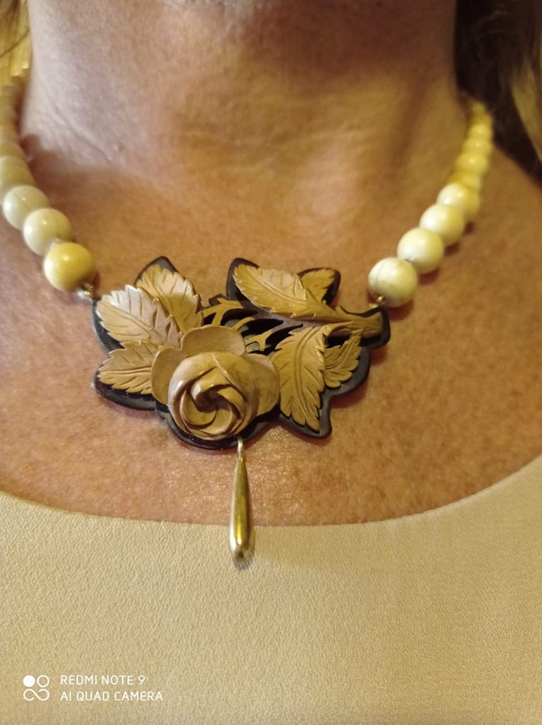Collana Vittoriana in avirio con centrale base tartaruga e ramo di rosa intagliato su “legno di rosa”