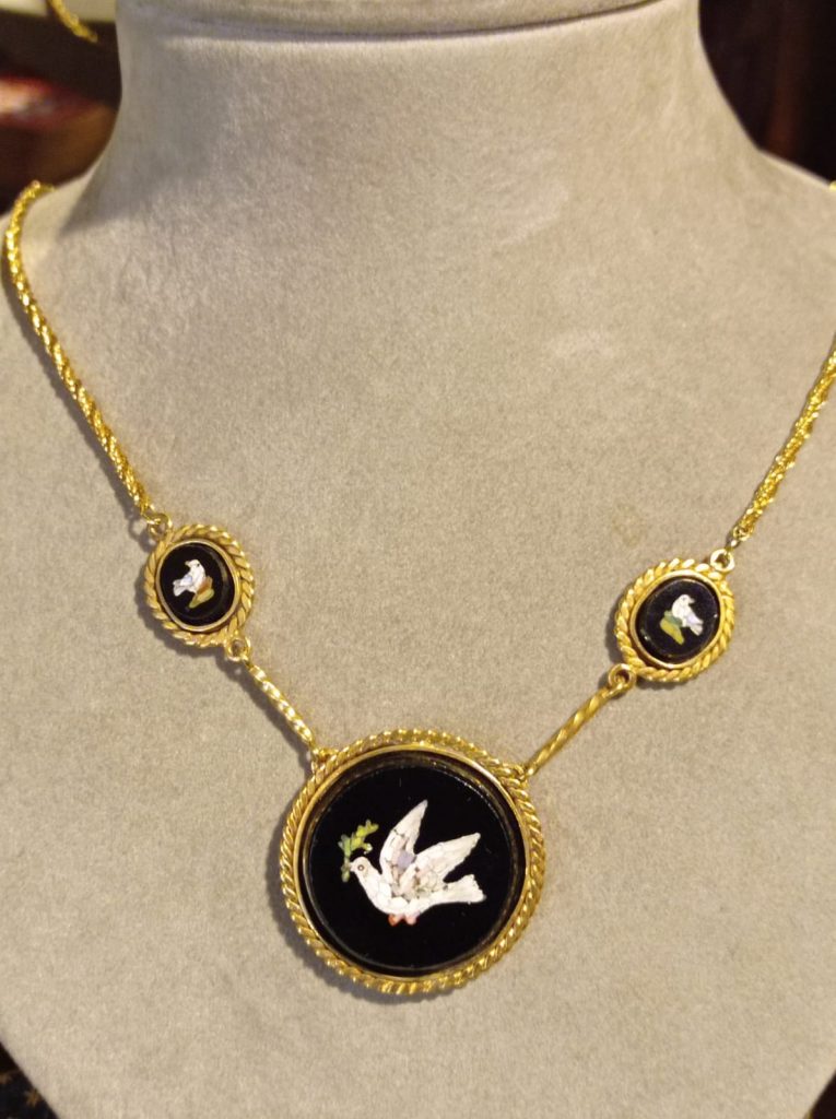 Collana con micromosaico raffigurante colomba con ulivo