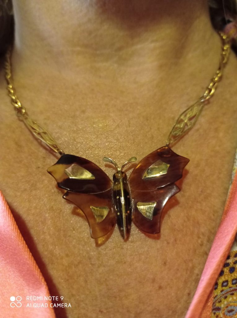 Collier in oro Primo 900 con farfalla centrale in fine tartaruga