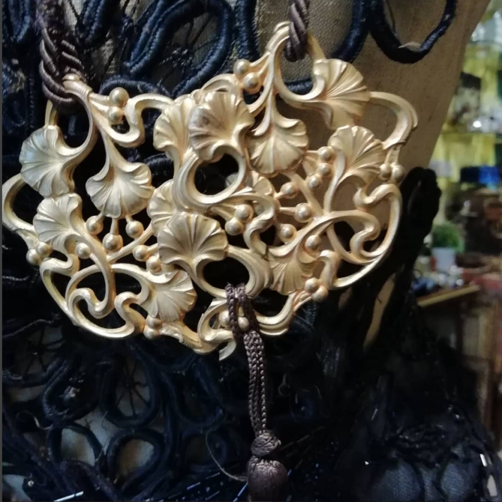 Fibbia da cintura trasformata in collana