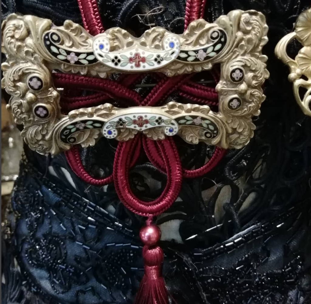 Fibbia da cintura trasformata in collana
