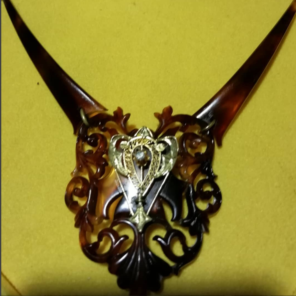 collana con fibbia