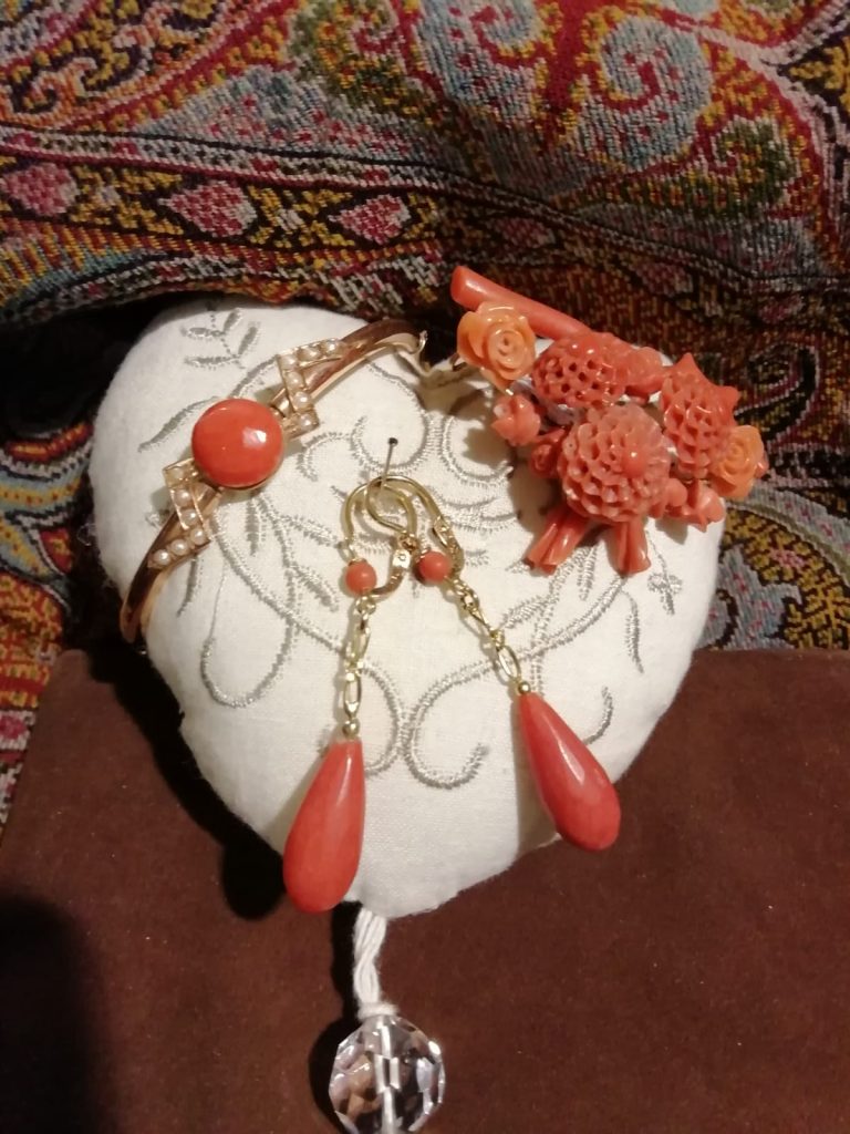 orecchini, spilla e bracciale