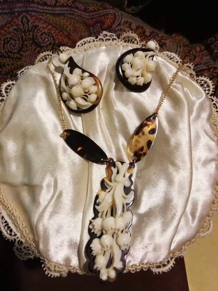 Parure orecchini, avorio e tartaruga intagliato a motivo di mughetti